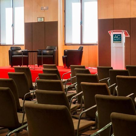 فندق إيه سي بالاسيو دي سانتا آنا باياذوليد المظهر الخارجي الصورة The press conference room