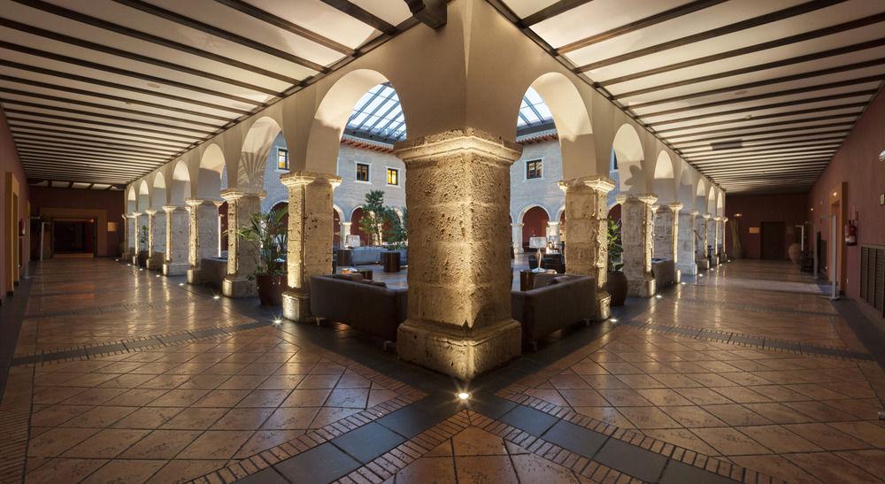 فندق إيه سي بالاسيو دي سانتا آنا باياذوليد المظهر الخارجي الصورة The interior of the hotel