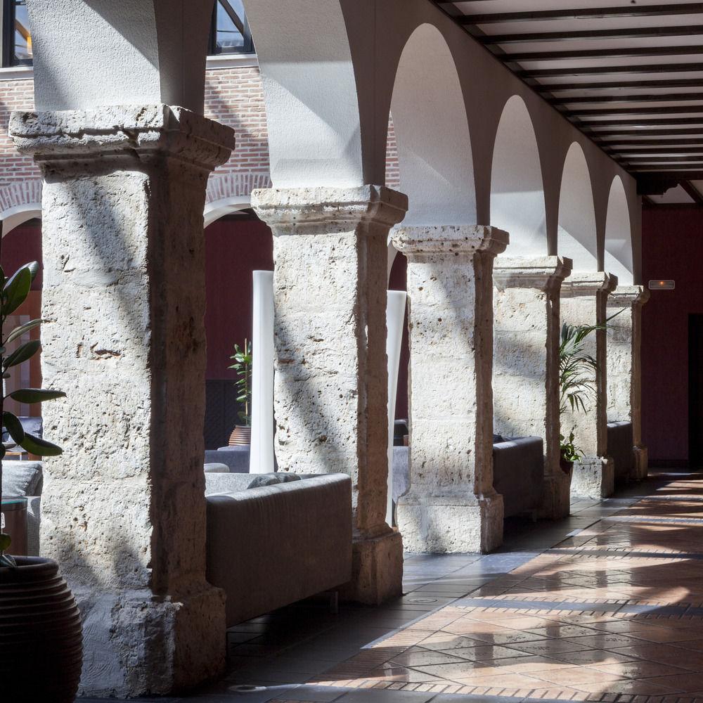 فندق إيه سي بالاسيو دي سانتا آنا باياذوليد المظهر الخارجي الصورة The cloister of the University of Valencia