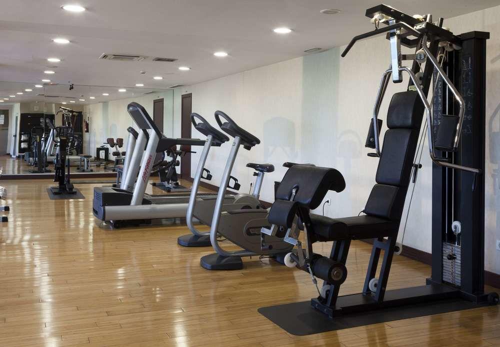 فندق إيه سي بالاسيو دي سانتا آنا باياذوليد المظهر الخارجي الصورة A gym in a hotel