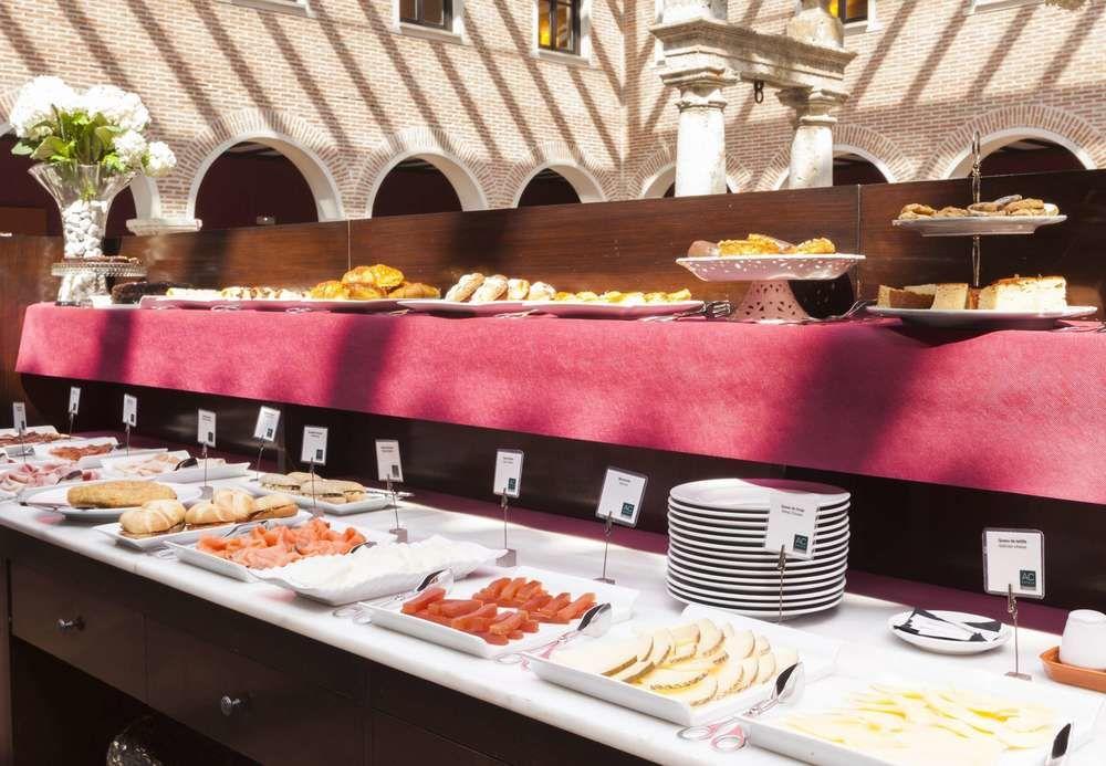 فندق إيه سي بالاسيو دي سانتا آنا باياذوليد المظهر الخارجي الصورة A buffet at a hotel