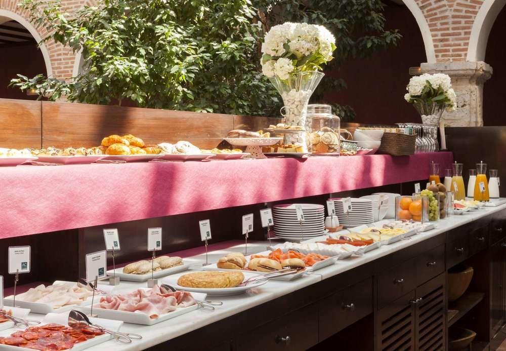 فندق إيه سي بالاسيو دي سانتا آنا باياذوليد المظهر الخارجي الصورة A tapas bar in Madrid