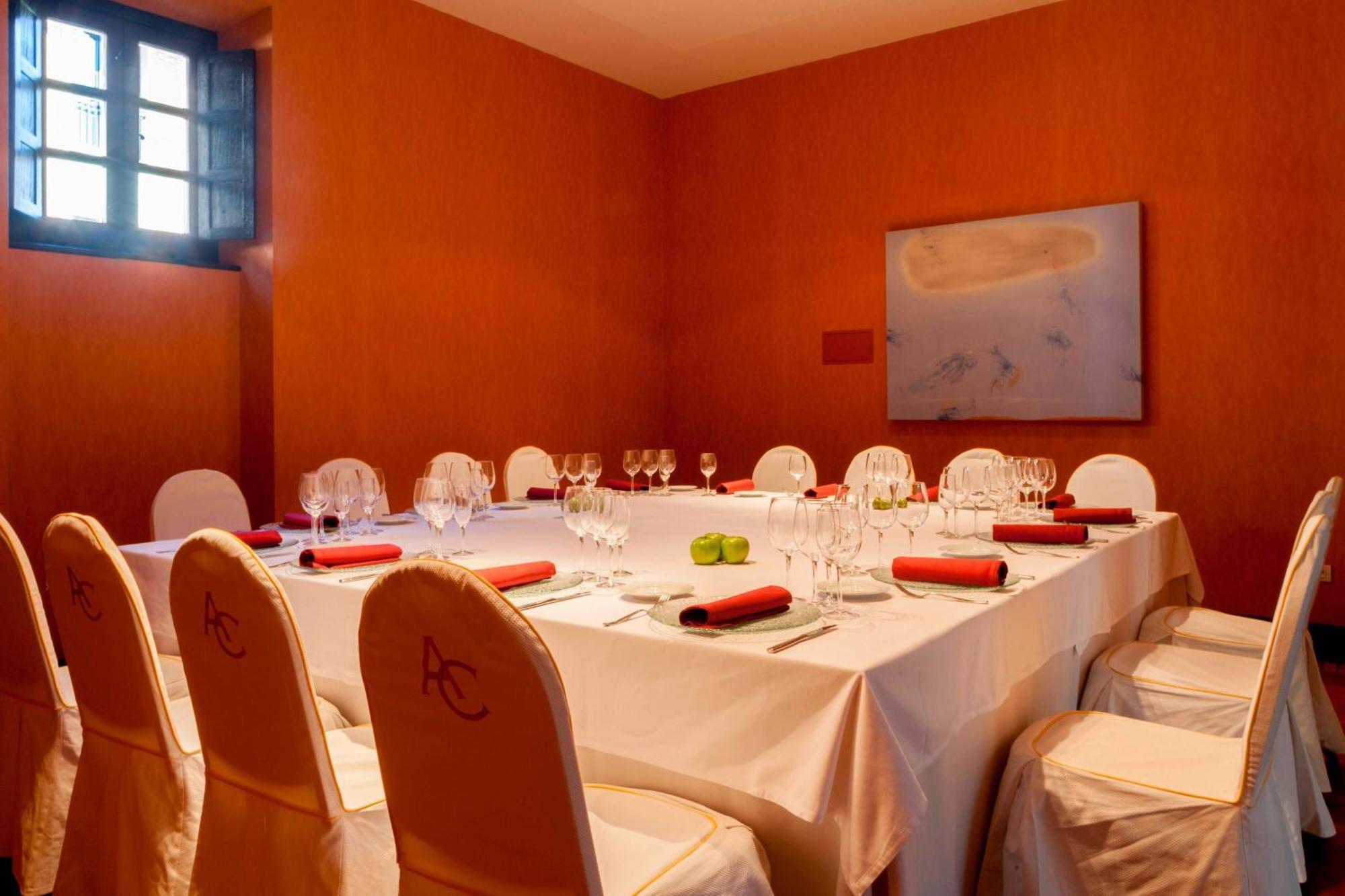 فندق إيه سي بالاسيو دي سانتا آنا باياذوليد المظهر الخارجي الصورة A private dining room at the Mandarin Oriental, Madrid