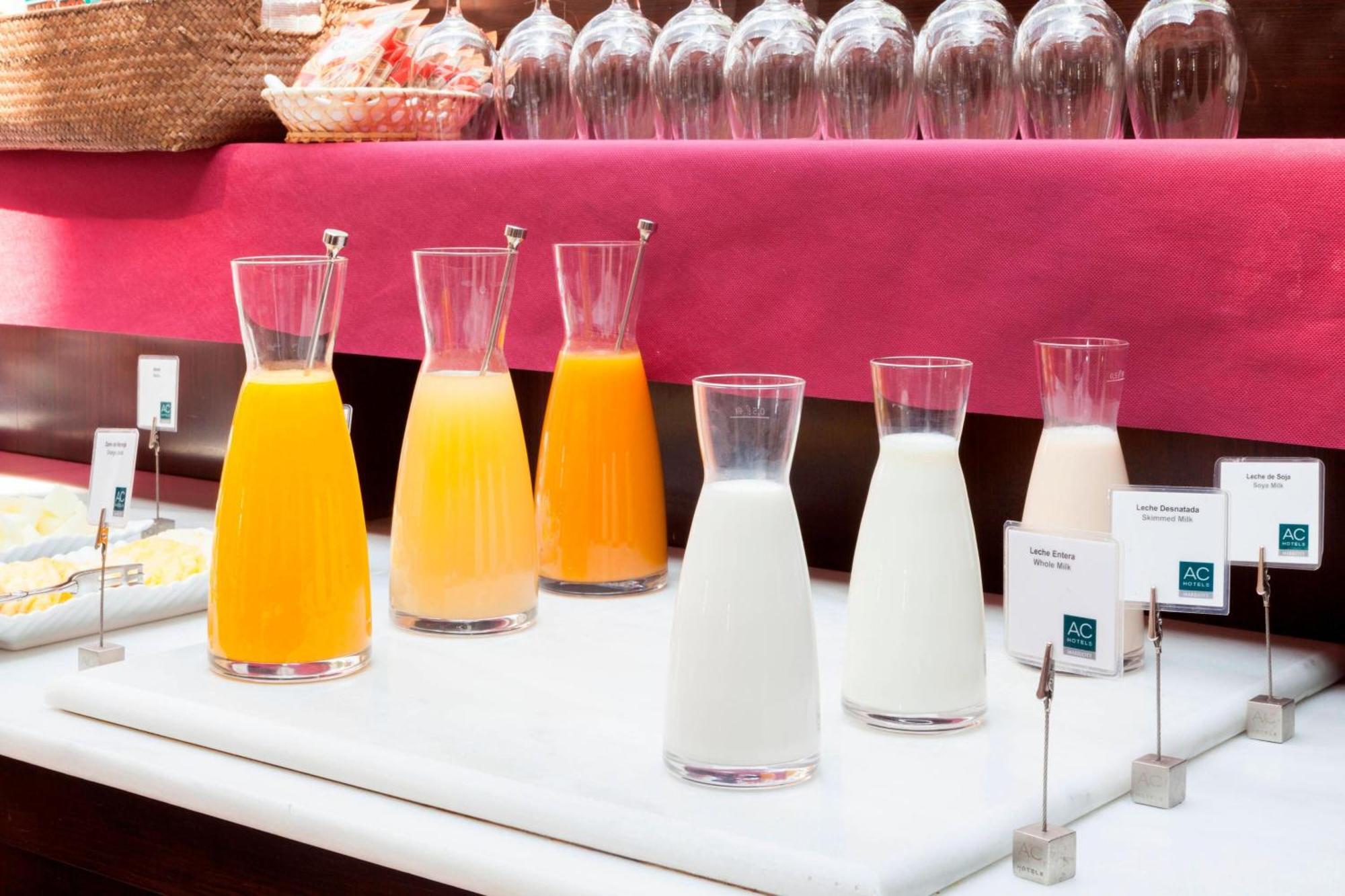 فندق إيه سي بالاسيو دي سانتا آنا باياذوليد المظهر الخارجي الصورة Juice and milk at a buffet