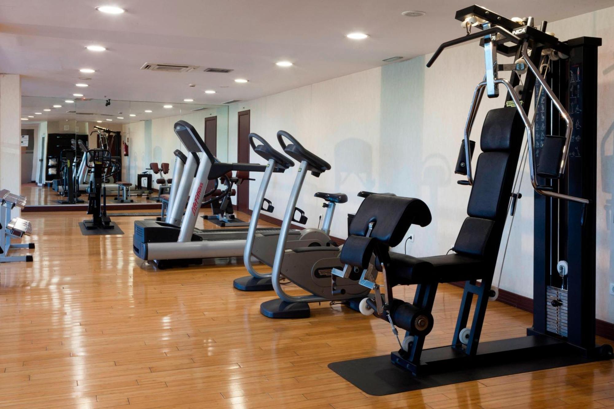 فندق إيه سي بالاسيو دي سانتا آنا باياذوليد المظهر الخارجي الصورة A gym in a hotel