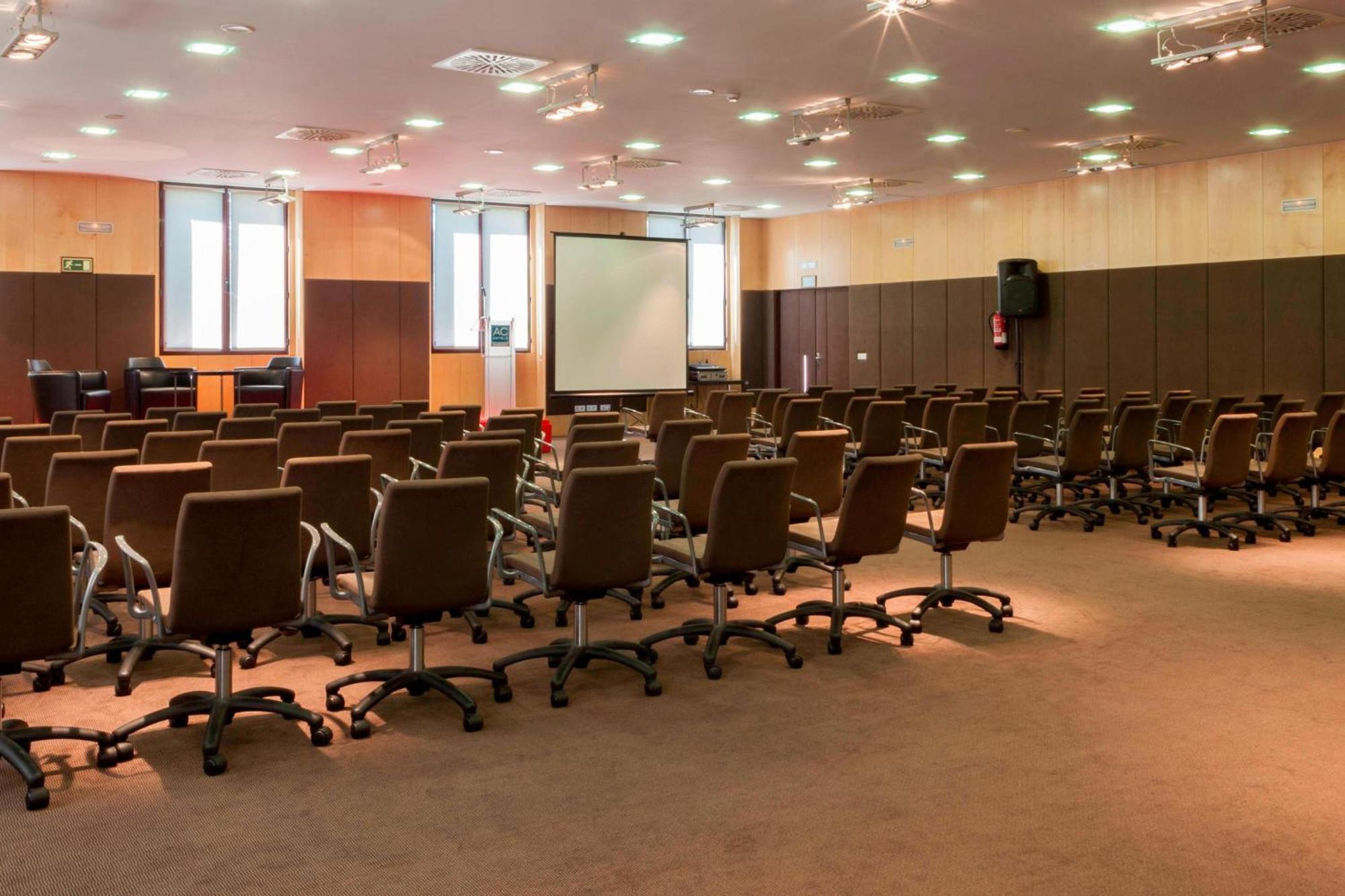 فندق إيه سي بالاسيو دي سانتا آنا باياذوليد المظهر الخارجي الصورة The main conference room