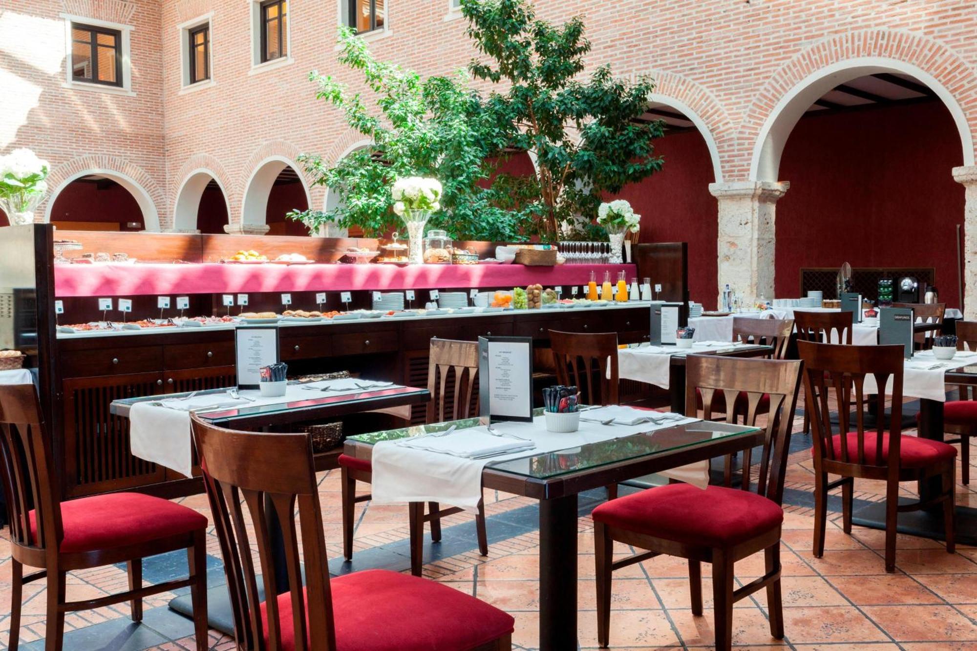 فندق إيه سي بالاسيو دي سانتا آنا باياذوليد المظهر الخارجي الصورة Restaurant in the hotel