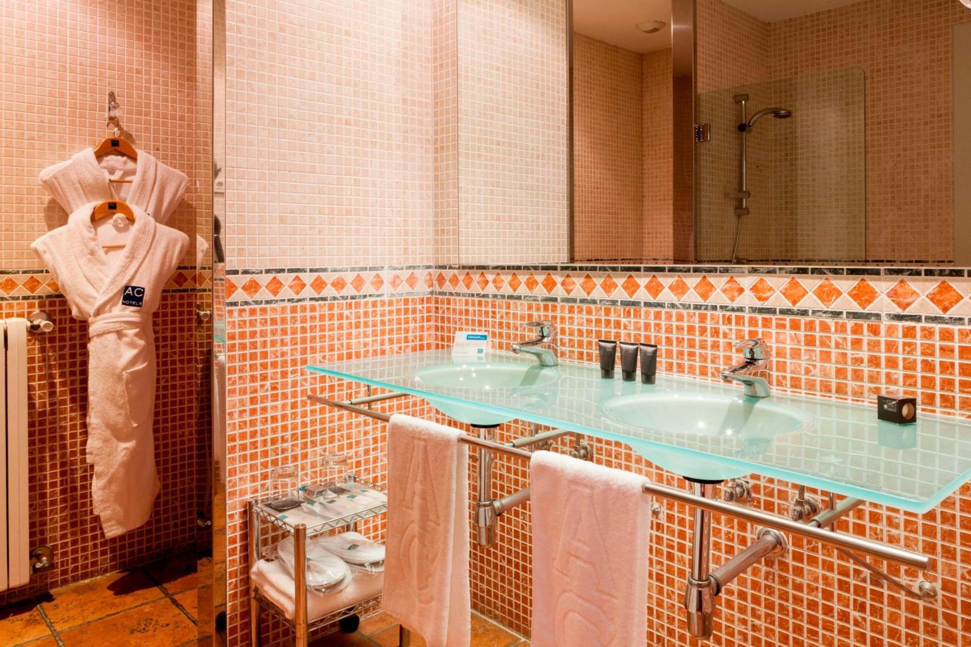 فندق إيه سي بالاسيو دي سانتا آنا باياذوليد المظهر الخارجي الصورة Bathroom
