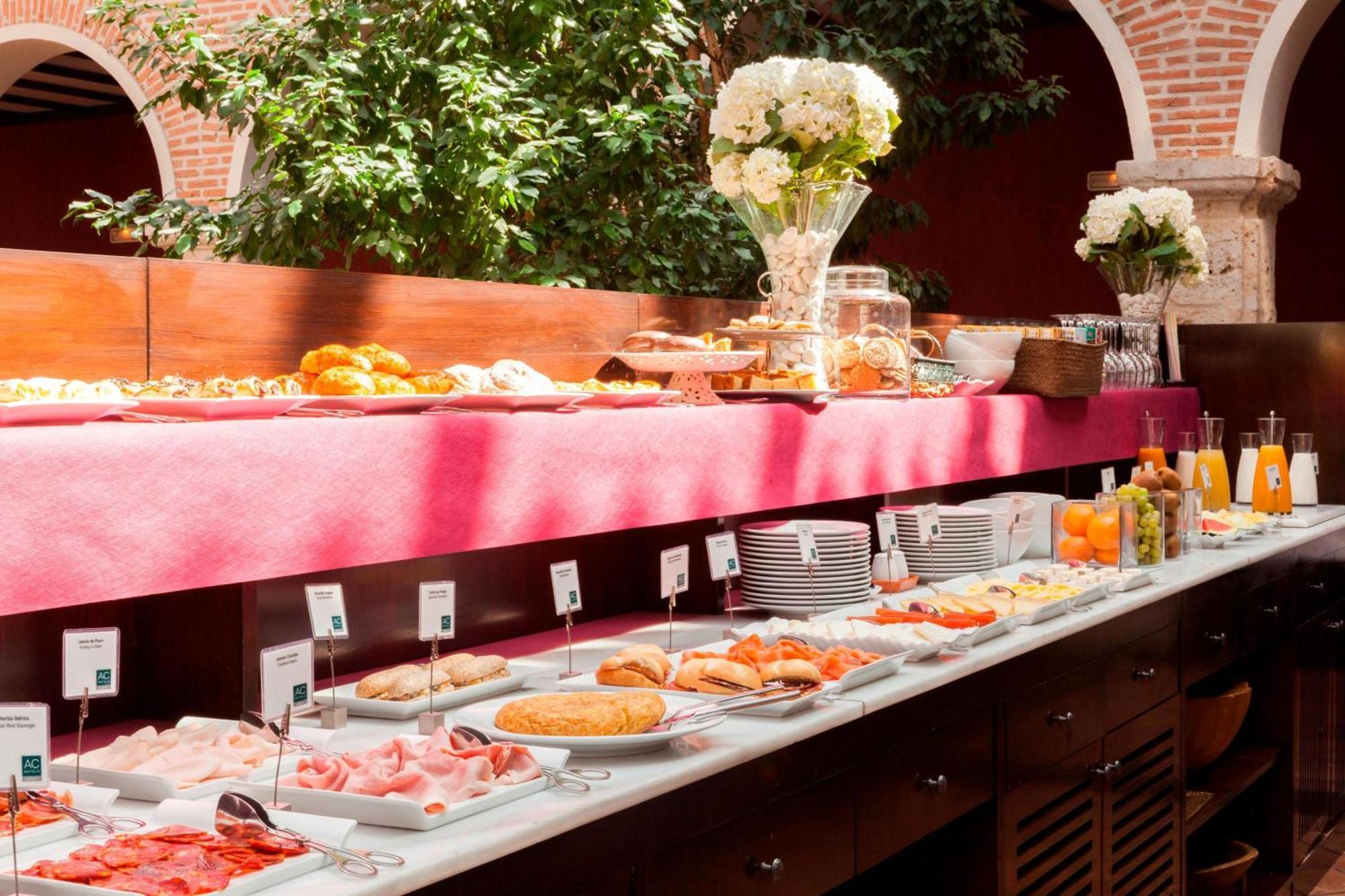 فندق إيه سي بالاسيو دي سانتا آنا باياذوليد المظهر الخارجي الصورة A tapas bar in Madrid