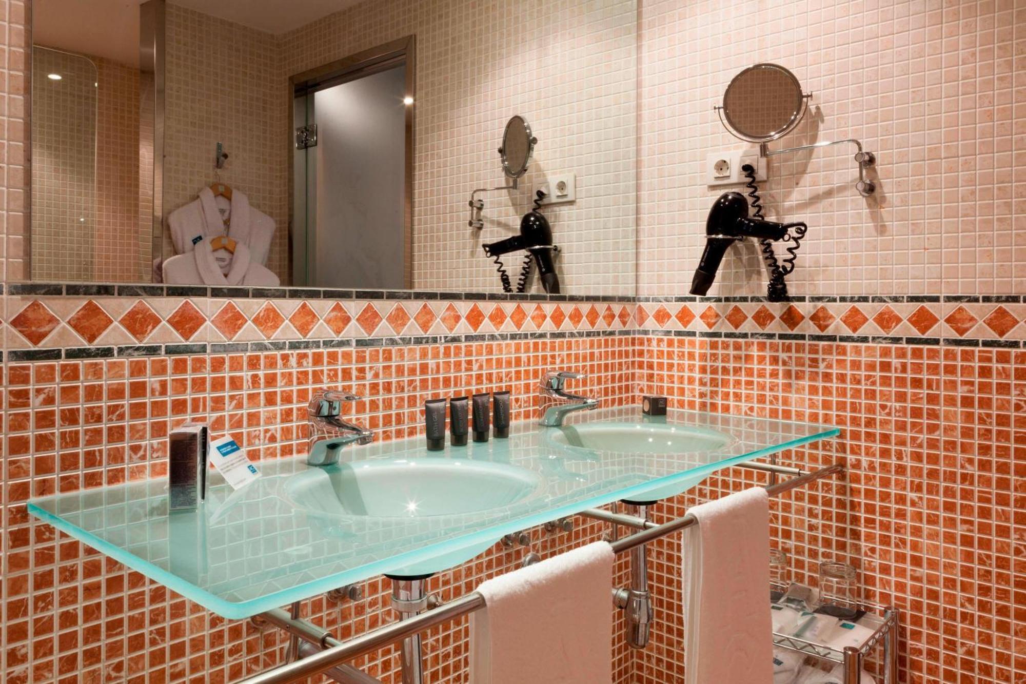 فندق إيه سي بالاسيو دي سانتا آنا باياذوليد المظهر الخارجي الصورة Bathroom with glass countertop