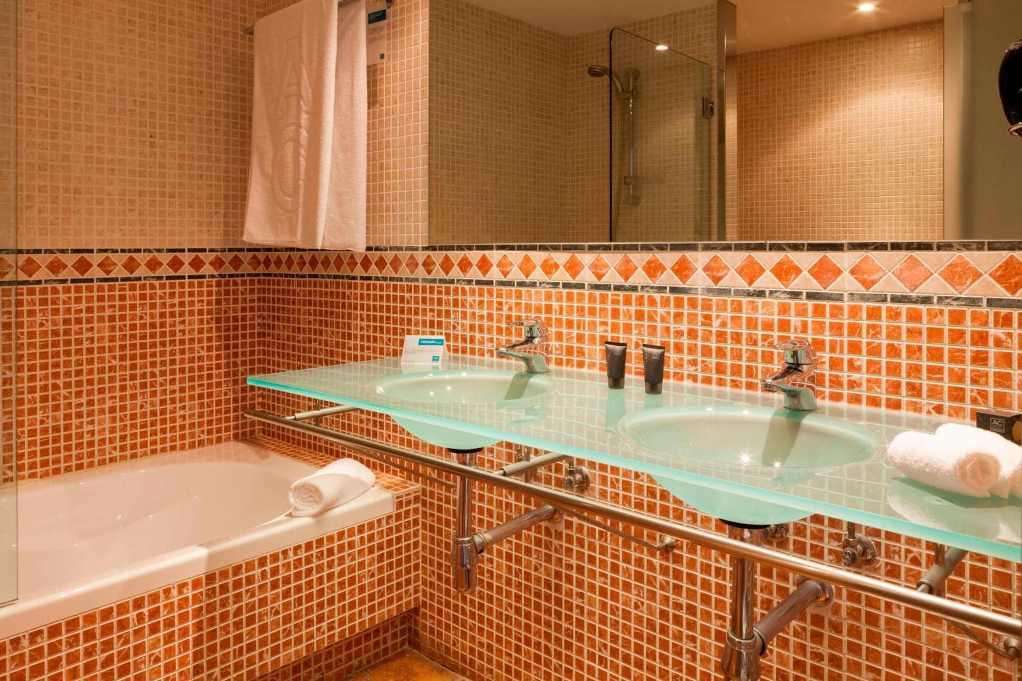 فندق إيه سي بالاسيو دي سانتا آنا باياذوليد المظهر الخارجي الصورة Bathroom