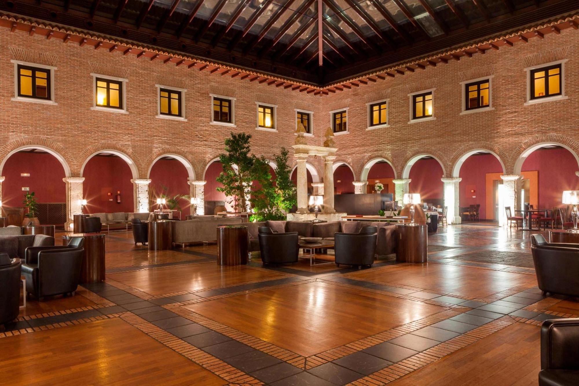 فندق إيه سي بالاسيو دي سانتا آنا باياذوليد المظهر الخارجي الصورة The interior of the hotel