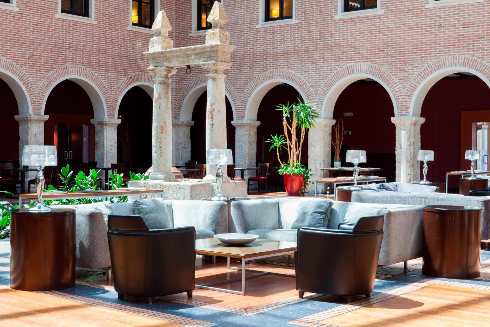 فندق إيه سي بالاسيو دي سانتا آنا باياذوليد المظهر الخارجي الصورة The hotel's lobby