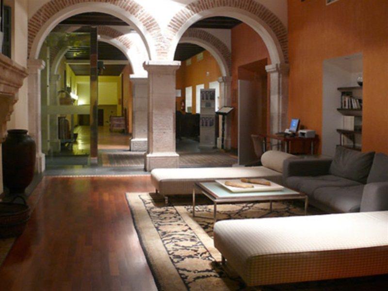 فندق إيه سي بالاسيو دي سانتا آنا باياذوليد المظهر الداخلي الصورة Interior of the hotel