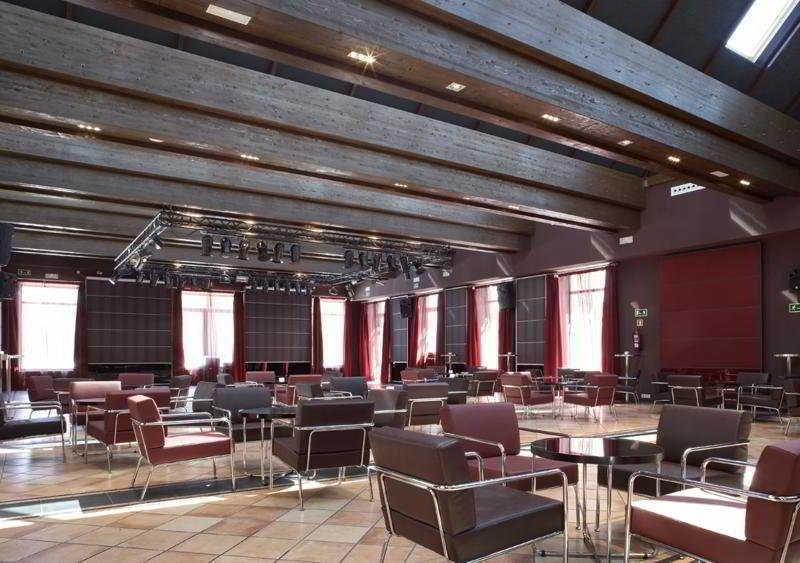 فندق إيه سي بالاسيو دي سانتا آنا باياذوليد المظهر الداخلي الصورة The interior of the main conference hall