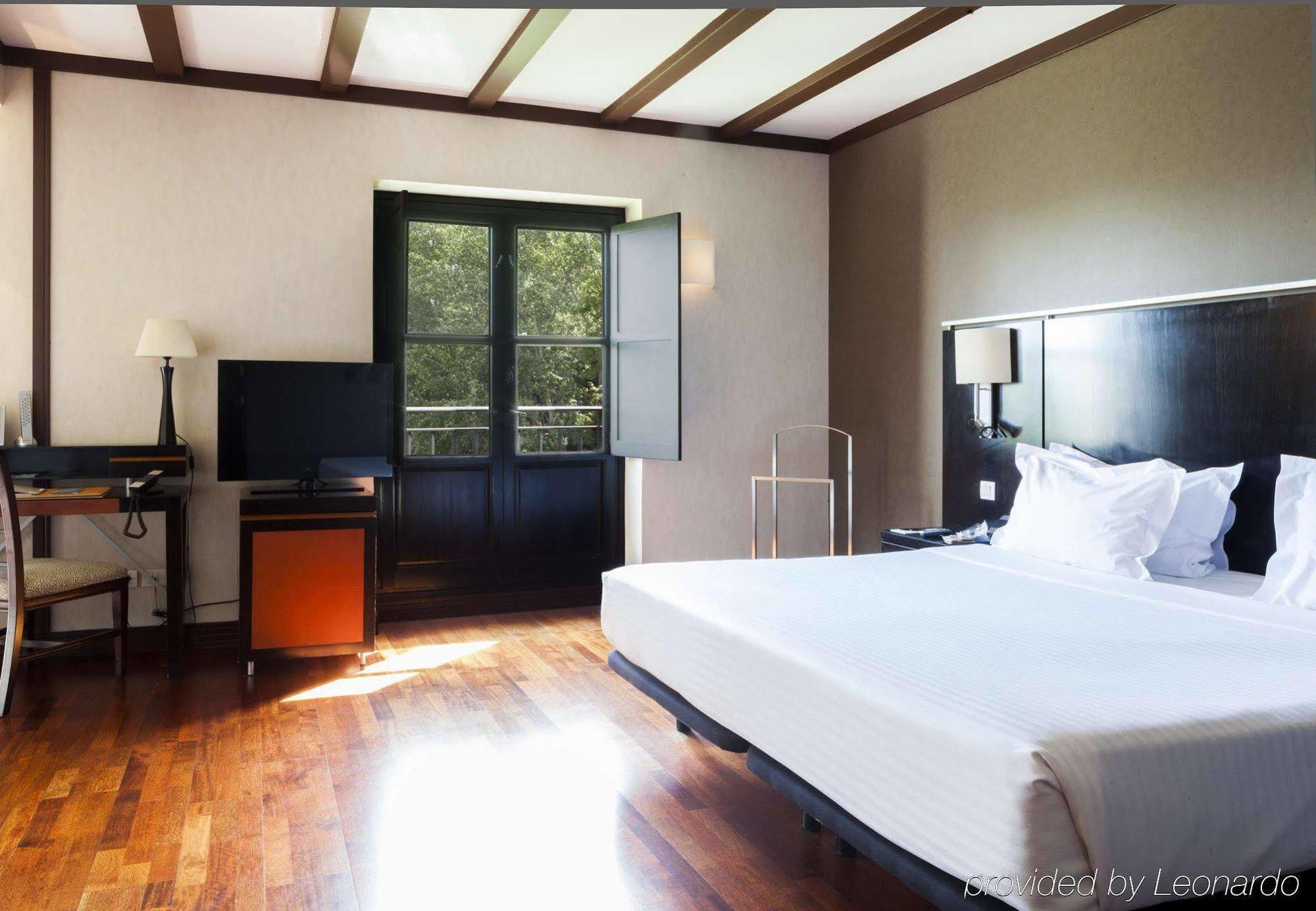 فندق إيه سي بالاسيو دي سانتا آنا باياذوليد المظهر الخارجي الصورة A room at the hotel